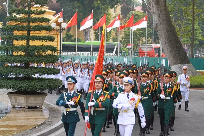 Chuyến thăm của Thủ tướng Singapore Lý Hiển Long diễn ra trong bối cảnh quan hệ Đối tác chiến lược Việt Nam – Singapore vốn được thiết lập khuôn khổ từ năm 2013 đang phát triển nhanh và đi vào chiều sâu.