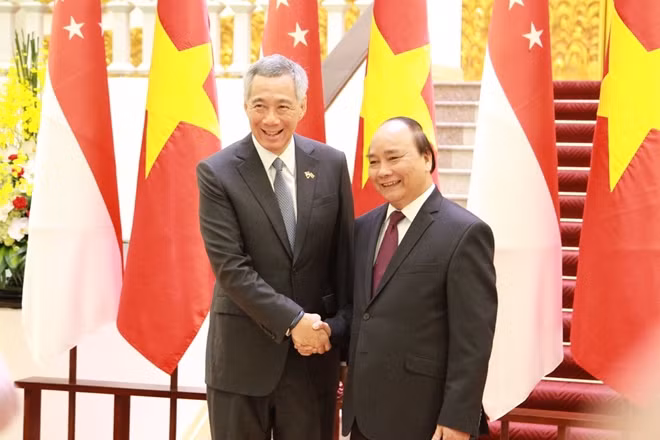 Ngay sau lễ đón chính thức, Thủ tướng Lý Hiển Long sẽ hội đàm chính thức với Thủ tướng Chính phủ Nguyễn Xuân Phúc. Hai nhà lãnh đạo sẽ chứng kiến lễ ký kết các văn kiện hợp tác giữa hai nước.