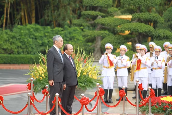 Thủ tướng Nguyễn Xuân Phúc chủ trì lễ đón Thủ tướng Singapore Lý Hiển Long.