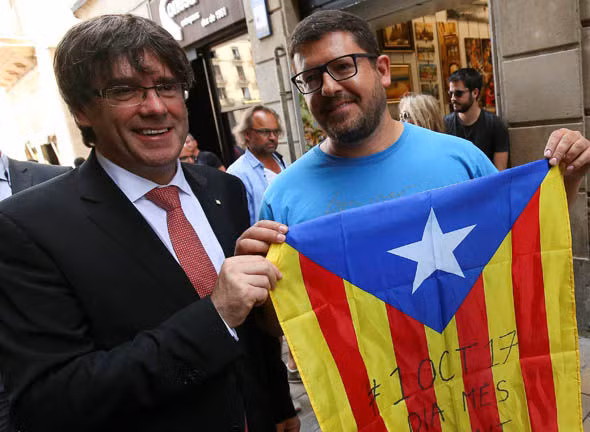 Người đứng đầu khu vực Catalonia Carles Puigdemont (trái) tuyên bố đơn phương độc lập vào ngày 9-10. Ảnh: Reuters