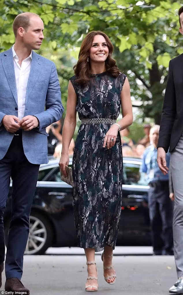 Tại một buổi tiếp khác ở Berlin, chiếc váy dài chiffon lụa sang trọng của nhà thiết kế Đức Markus Lupfer là một sự lựa chọn hoàn hảo. Chiếc váy có giá £660. Dường như đôi sandal màu da hiệu Prada và những phụ kiện màu da khác rất được Công nương yêu thích.