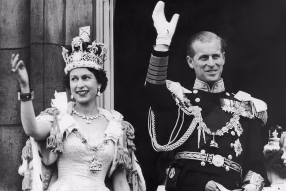 Hoàng thân Philip bên cạnh vợ mình năm 1953 khi bà chính thức được phong Nữ Hoàng. Ảnh: Dailymail.