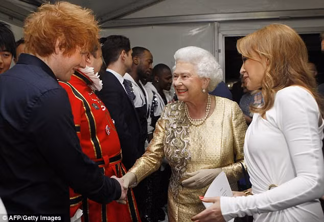 Ed từng được Nữ hoàng Anh Elizabeth II trực tiếp bắt tay chúc mừng trong một concert âm nhạc năm 2012. Ed từng được Nữ hoàng Anh Elizabeth II trực tiếp bắt tay chúc mừng trong một concert âm nhạc năm 2012.