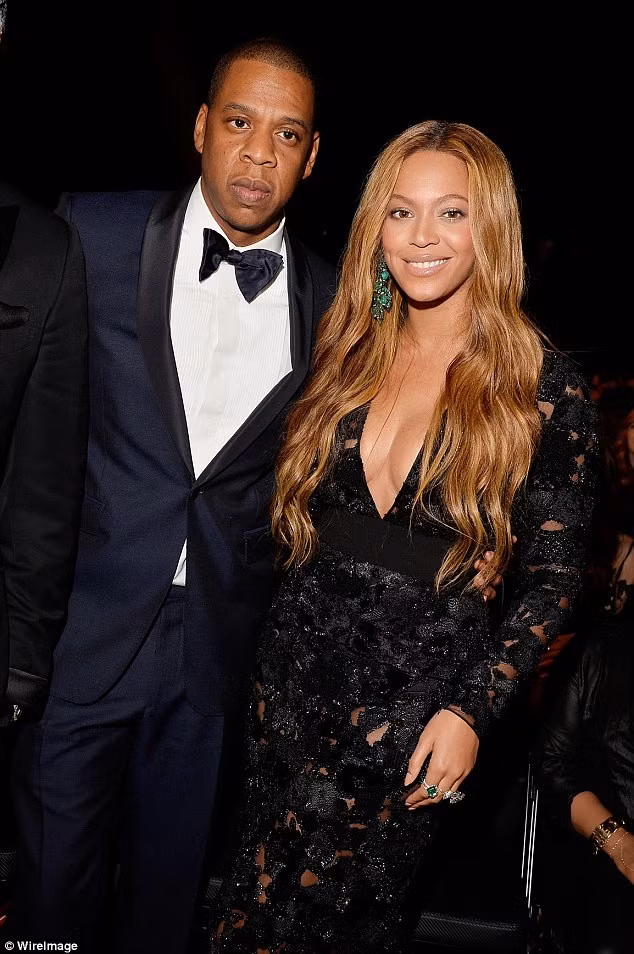 Vợ chồng nữ ca sĩ Beyonce và nhà sản xuất âm nhạc Jay Z tiết lộ, hai cái tên đặt cho cặp song sinh này rất đặc biệt. "Sir" người ta thường dùng để chỉ các quý ông, còn "Rumi" được lấy cảm hứng từ tên họ của nhà thơ Ba Tư nổi tiếng thế kỷ XIII Jelaluddin Rumi.