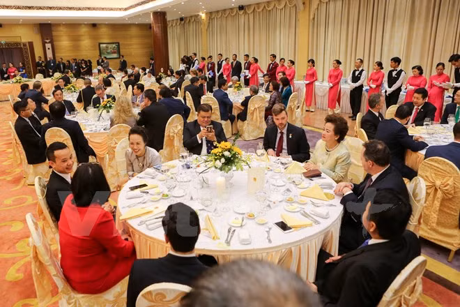 Các đại biểu tại buổi tiệc.
