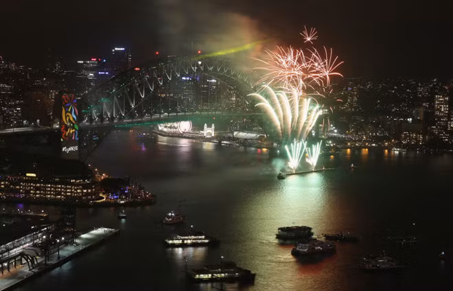 Mỗi năm vào dịp năm mới, Sydney đón hàng triệu lượt khách du lịch tới đây để chiêm ngưỡng màn pháo hoa "đặc sản" rực trời của nơi này.