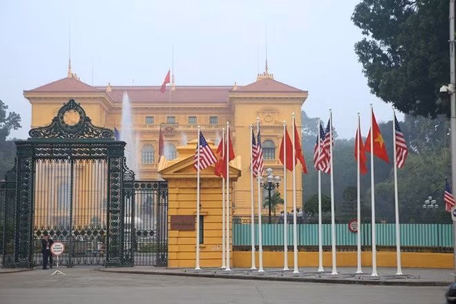 Màu cờ của quốc kỳ hai nước đan xen tạo cảm giác gần gũi.