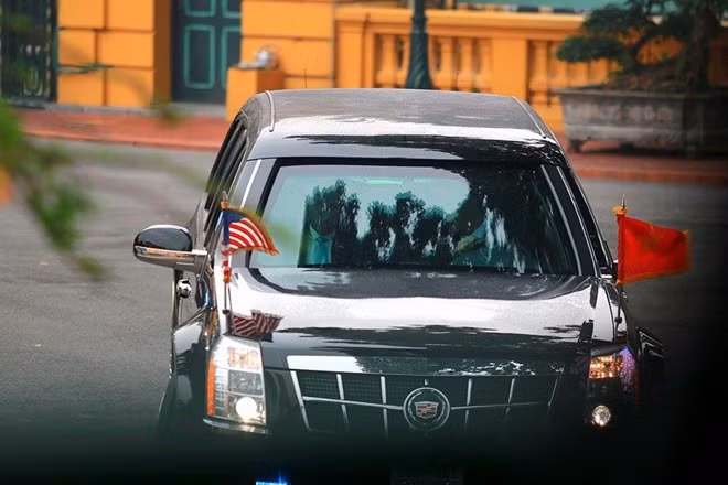 Chiếc xe "The Beast" nổi tiếng chuyên chở Tổng thống Donald Trump tiến vào Phủ chủ tịch.