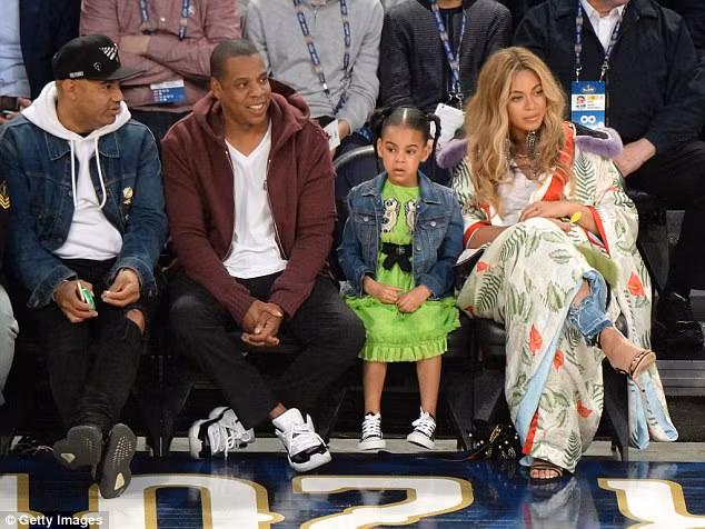 Trước đó, vợ chồng nữ ca sĩ 35 tuổi này đã có một bé gái là Blue Ivy. Hiện tại Blue Ivy đã lên 5 tuổi.
