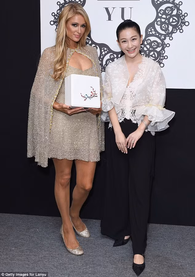 Với thân hình mảnh dẻ, Paris Hilton thể hiện "đúng chất" khi chọn chiếc váy ngắn cảnh rơi lấp lánh màu champagne lạ mắt. Với thân hình mảnh dẻ, Paris Hilton thể hiện "đúng chất" khi chọn chiếc váy ngắn cảnh rơi lấp lánh màu champagne lạ mắt.