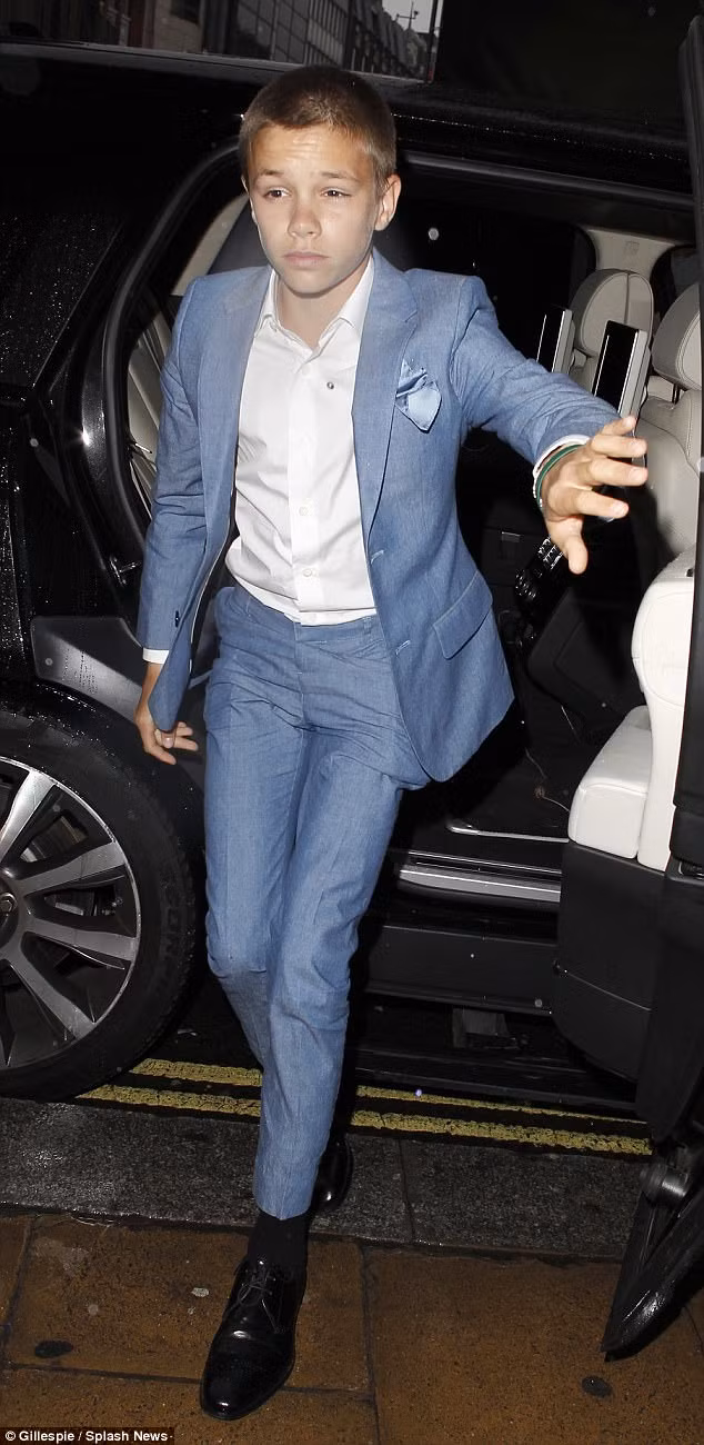 Em trai Romeo Beckham - 14 tuổi đến tham dự triển lãm ảnh của anh trai. Khác với Brooklyn, Romeo rất hứng thú với việc làm người mẫu ảnh.