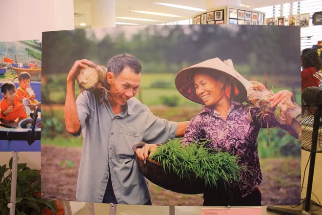 Bức ảnh "Sự sẻ chia công việc" đoạt giải nhất cuộc thi.