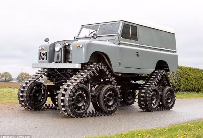 Chiếc Land Rover phiên bản giới hạn này chạy bằng động cơ xăng 2.286 cc, hoàn toàn phù hợp chạy đường bộ, lội sông và băng qua đầm lầy một cách dễ dàng.