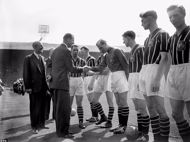 "Công tước xứ Edinburgh" bắt tay các cầu thủ bóng đá của tuyển Manchester City năm 1956.