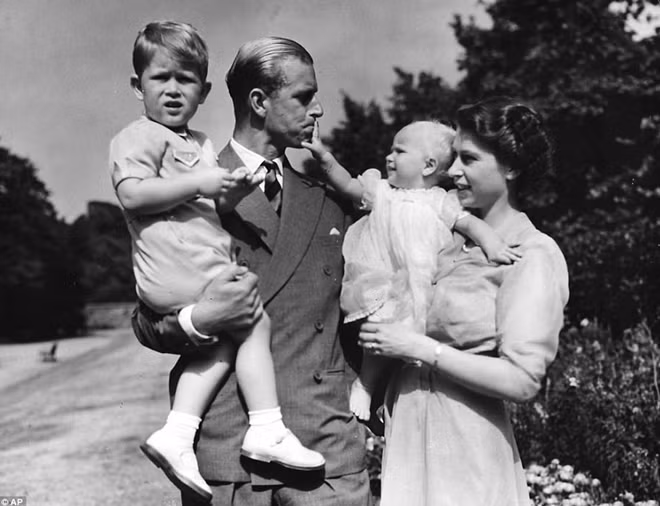 Nữ Hoàng Elizabeth II và Hoàng thân Philip đang bế Thái tử Charles và công chúa Anna năm 1951.