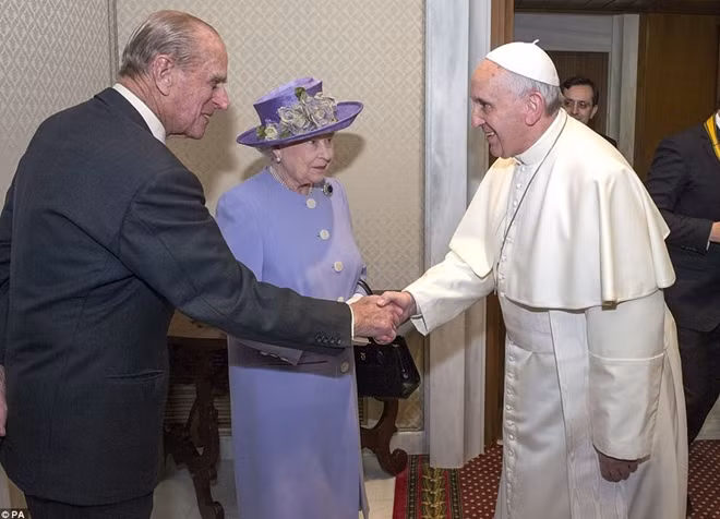 Hoàng thân Philip bắt tay Giáo hoàng Francis năm 2014 tại tòa thánh Vatincan.