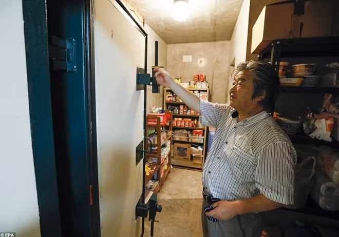 Thời gian để xây dựng một căn hầm như vậy thường sẽ mất khoảng 4-6 tháng. Chi phí thiết kế và xây dựng cũng sẽ dao dộng tùy từng vị trí ngôi nhà. Tuy nhiên, đối với ông Oribe, giá cả không phải là vấn đề đáng lo ngại, bởi họ là đồng bào.