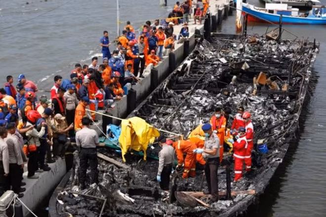 Hiện trường vụ cháy phà. Nguồn: Reuters
