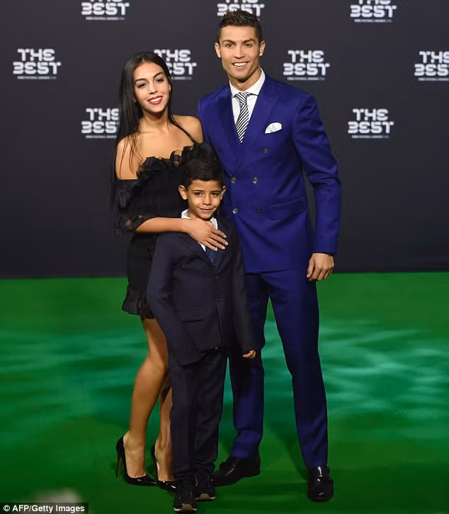 Cristiano Ronaldo cùng bạn gái Georgia Rodriguez người Tây Ban Nha và con trai Cristiano Jnr.