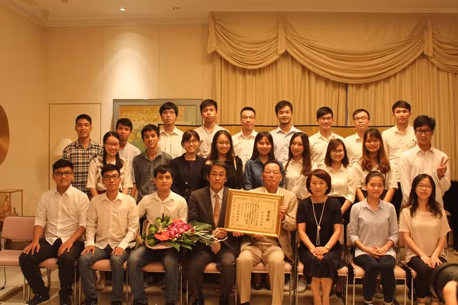 Ông Ichimura Yasuo cùng Đại sứ Umeda Kunio, phu nhân Đại sứ và các học sinh người Việt.