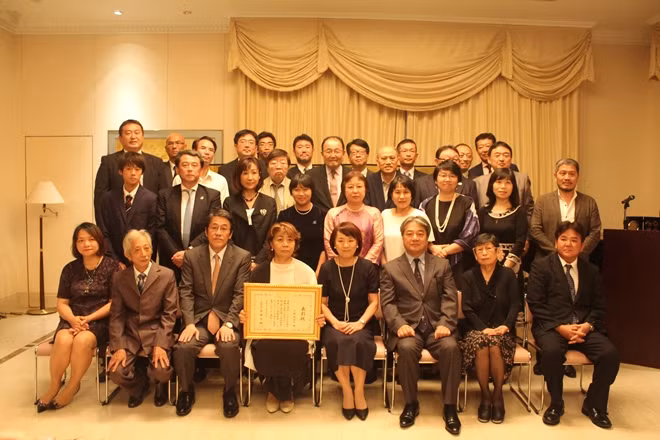 Bà Komatsu Miyuki, Đại sứ Umeda Kunio, phu nhân Đại sứ và những người bạn lâu năm của bà tại Việt Nam.