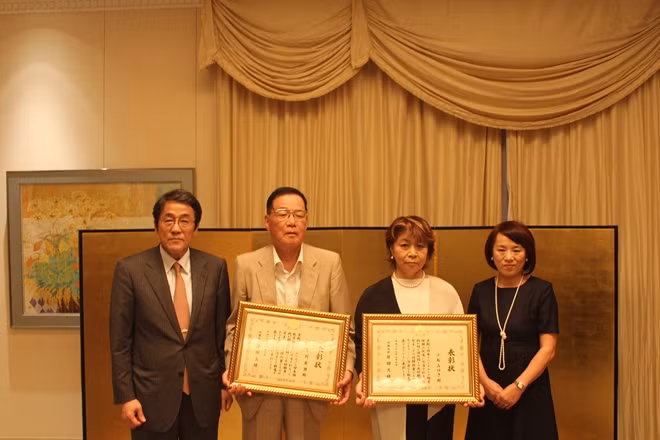 Đại sứ Umeda Kunio và phu nhân trao bằng khen của Bộ trưởng Ngoại giao Nhật Bản cho ông Ichimura và bà Komatsu.