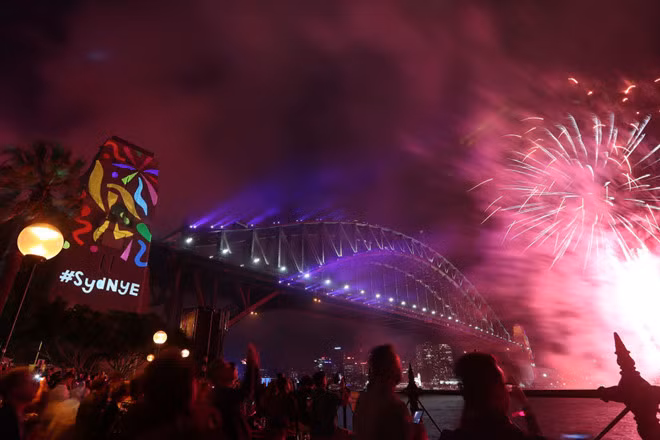 Ngày từ sáng sớm, người Australia và du khách đã đổ ra phía cầu cảng Sydney để chờ đón thời khắc chuyển giao.