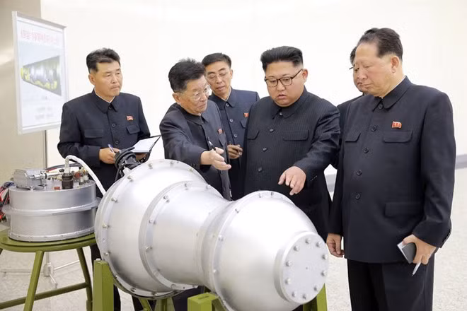 Nhà lãnh đạo Triều Tiên Kim Jong-un chỉ đạo việc chế tạo bom H. Ảnh: KCNA/Reuters