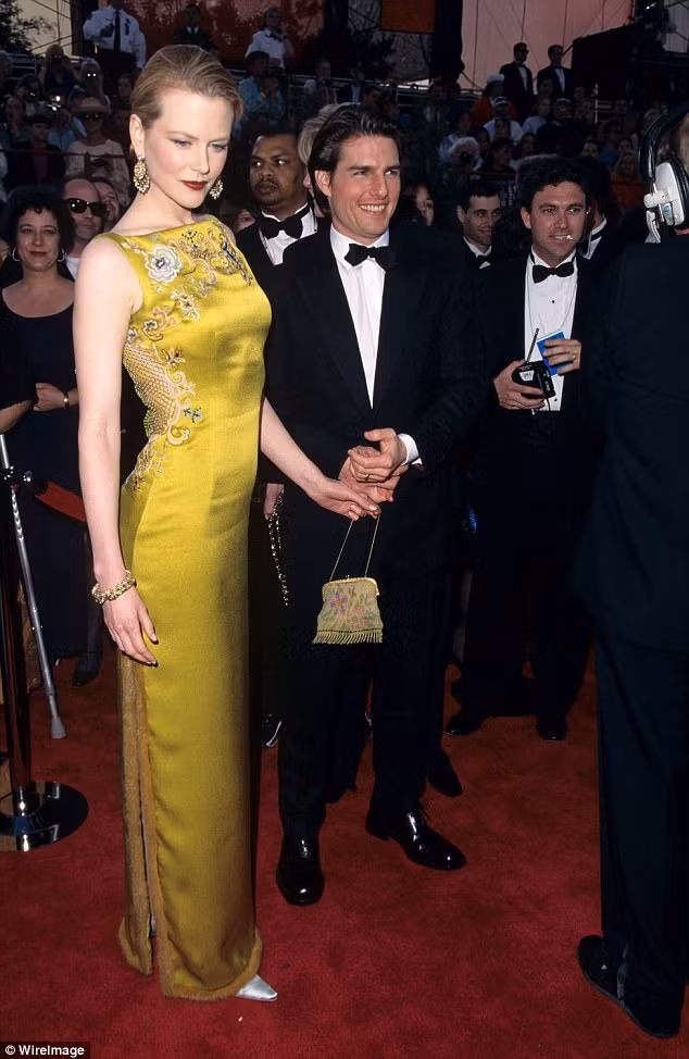 Nicole Kidman đã mạnh tay chi 2 triệu bảng cho chiếc váy cô mặc trong lễ trao giải Oscars năm 1997 của nhà thiết kế John Galliano.