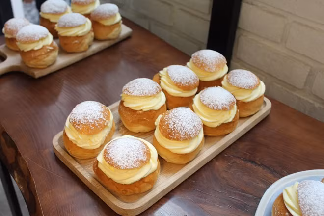 Bánh Semla - loại bánh truyền thống của Thụy Điển.