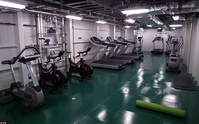 Bên trong chiếc tàu "xịn" nhất nước Anh có cả phòng tập gym, phục vụ các thủy thủ.