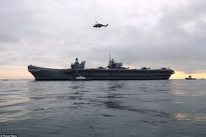 HMS Queen Elizabeth có khả năng chở tối đa 36 máy bay F-35B và 4 trực thăng Crowsnest. Đặc biệt, nó có thể được bổ sung tới 12 trực thăng Chinook hoặc Merlin và 8 trực thăng tấn công AH-64 Apache.
