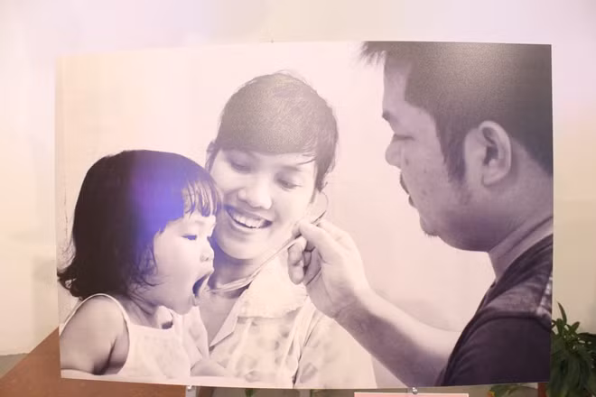 TẤT CẢ CHO CON Tác giả: Nguyễn Khoa Huy Làm cha làm mẹ ai ai cũng muốn dành những thương yêu nhất thông qua cách chăm sóc, dạy dỗ cho đứa con của mình từ thuở lọt lòng cho đến khi trưởng thành trong bất cứ hoàn cảnh nào.