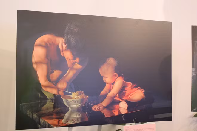 CON YÊU Tác giả: Trần Văn Túy, Bình Thuận Người cha tật nguyền đang chăm sóc đứa con thân yêu của mình,hình ảnh thật cảm động khi người bố tật nguyền thay mẹ chăm sóc cho đứa con yêu quí của mình.
