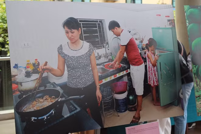 CHIA SẺ CÔNG VIỆC Tác giả: Lương Thế Tuân Gia đình anh Trần Trung Thành -Hòa Hậu Lý Nhân Hà Nam, một trong những gia đình văn hóa tiêu biểu của xã (trong ảnh: chia sẻ công việc nấu ăn cùng vợ con).