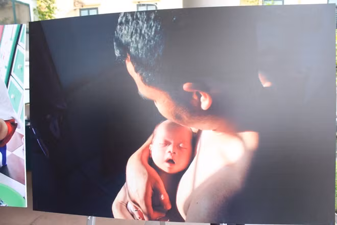 BA VÀ CON TẮM NẮNG Tác giả: Hồ Thị Diệu Linh Bộ ảnh được mẹ Linh chụp vào một buổi sáng tháng 2 ba Vệ tắm nắng cho con Bon. Với tất cả tình yêu dành cho con, mong con luôn khỏe mạnh chóng lớn.