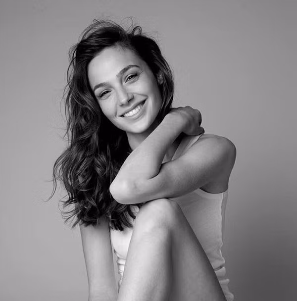 Gal Gadot - nữ diễn viên chính của bộ phim Wonder Woman sở hữu một gương mặt hút hồn với sự pha trộn vẻ đẹp của dòng máu Do Thái, Ba Lan, Áo, Đức và Séc.