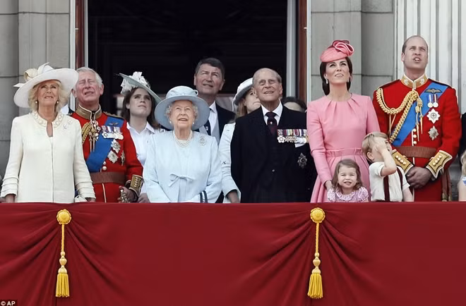 Cả gia đình Hoàng gia Anh tề tựu ngoài ban công Điện Buckingham để chứng kiến cảnh tượng phi đội máy bay quân sự biểu diễn trên không.