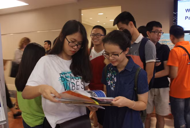 Bảo Nhi, sinh viên Học viện Ngoại giao cho biết, em có mong muốn được theo học ngành thiết kế thời trang tại Paris, bởi nơi đây nổi tiếng là cái nôi của thời trang thế giới.