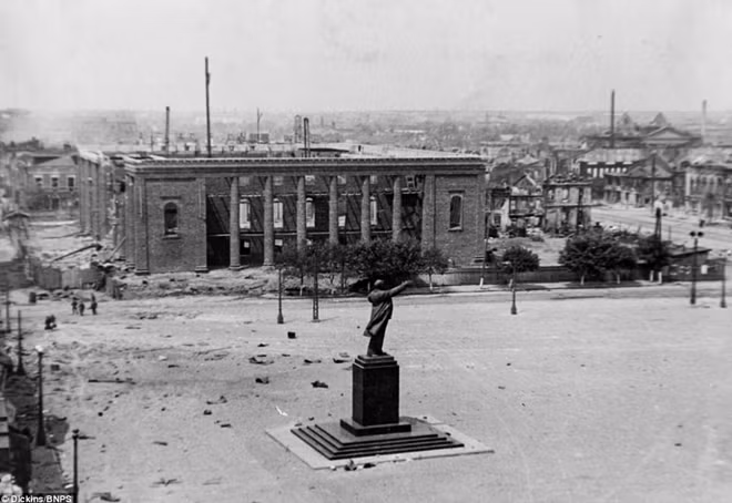 Mùa xuân năm 1942, quân đội Hitler đã tiến đoàn xe vào sâu trung tâm Nga, bao vây St.Petersburg. Hình ảnh là quảng trường Lenin ở Kursk bị Đức quốc xã chiếm trong cuộc xâm lược.