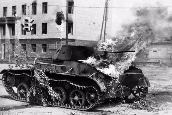 Mùa đông năm 1942, nhiệt độ ở Stalingrad đã giảm xuống mức kỷ lục -40 độ C. Hình ảnh là một chiếc xe tăng của quân Liên Xô bị bắn trúng.