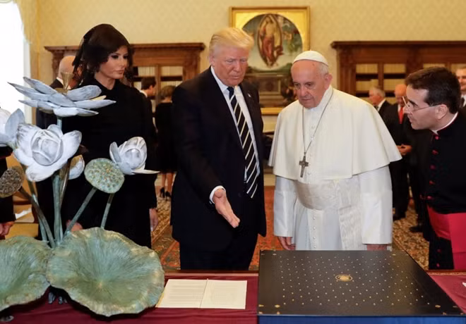Tổng thống Donald Trump và phu nhân, cùng Giáo hoàng Francis. Ảnh: La Repubblica.