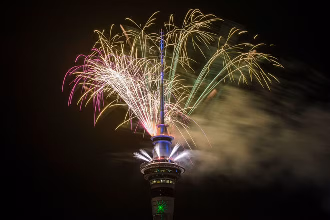 Bầu trời Auckland rực sáng bởi màn bắn pháo hoa hoành tráng.