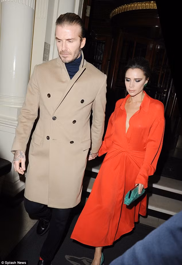 Trong khi David Beckham trung thành với gam màu be thời thượng, thì Victoria lại nổi bật và thu hút với bộ váy lụa đỏ cùng giày và phụ kiện xanh ánh kim đặc trưng cho mùa lễ hội. Trong khi David Beckham trung thành với gam màu be thời thượng, thì Victoria lại nổi bật và thu hút với bộ váy lụa đỏ cùng giày và phụ kiện xanh ánh kim đặc trưng cho mùa lễ hội.