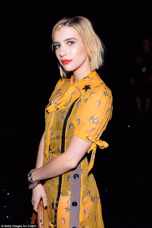 Emma Roberts đã thực sự gây được tiếng vang khi diện một chiếc váy maxi chiffon nhẹ nhàng màu vàng nổi bật tại show diên Xuân Hè của Coach.