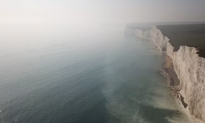 Màn "sương mù" nghi là hóa chất bị rò rỉ dọc bờ biển Sussex. Ảnh: theguardian.com