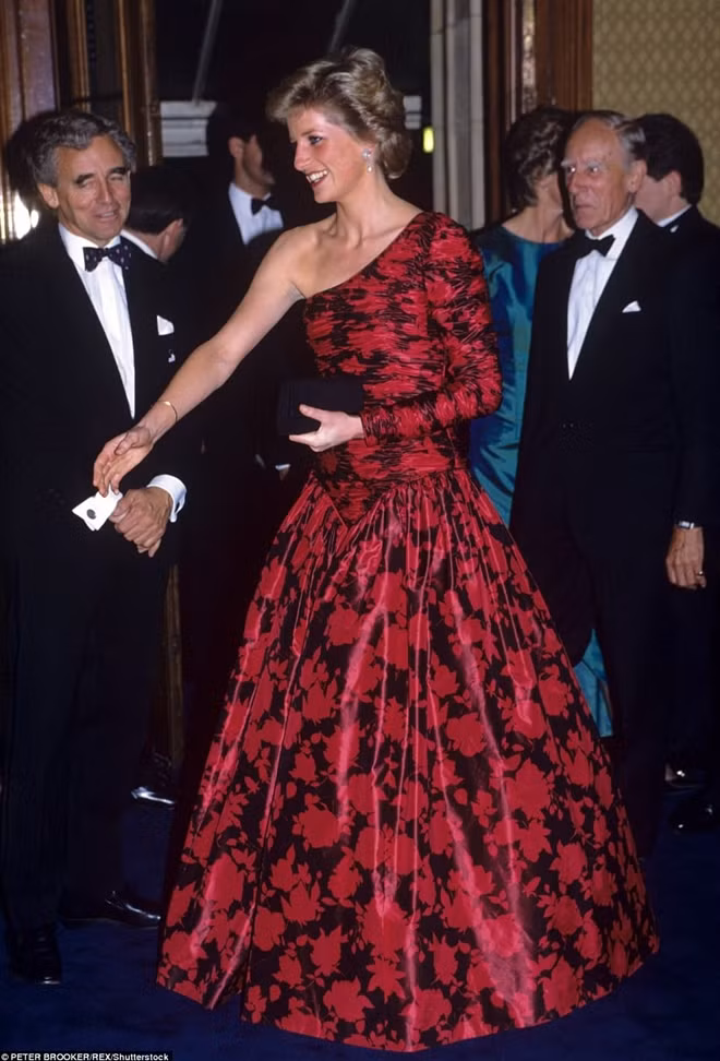 Tại một sự kiện ở Albert Hall năm 1989, Công Nương Diana được người ta ví như "Bông hồng của nước Anh". Một lần nữa, cô chọn một chiếc váy dạ hội của nhà thiết kế Catherine Walker.