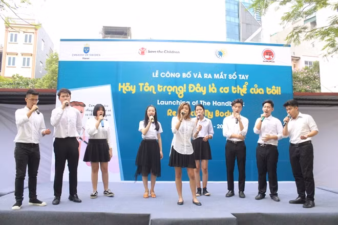 Các em học sinh biểu diễn văn nghệ.