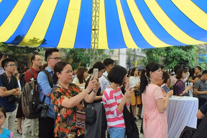 Đông đảo phụ huynh đến tham dự chương trình.