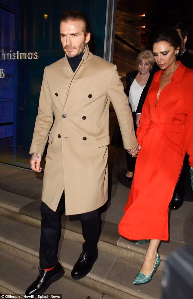 Nếu để ý hơn một chút, có thể dễ dàng nhận thấy Beckham cũng chào đón mùa lễ hội bằng một đôi tất đỏ. Nếu để ý hơn một chút, có thể dễ dàng nhận thấy Beckham cũng chào đón mùa lễ hội bằng một đôi tất đỏ.
